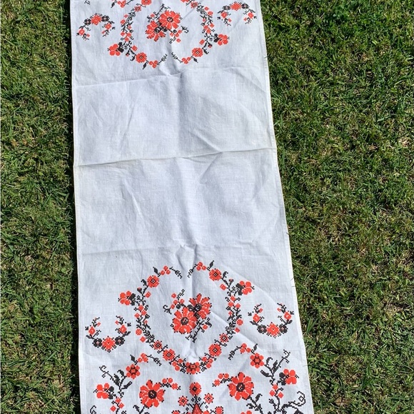 Table Runner - Picture 1 of 5